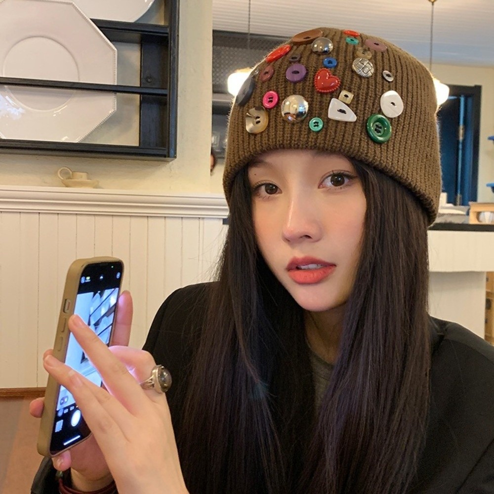 컬러풀한 버튼 비니 모자, 불규칙한 버튼 장식의 커프  - Beanie Cuffed Knit 리뷰 및 가격
